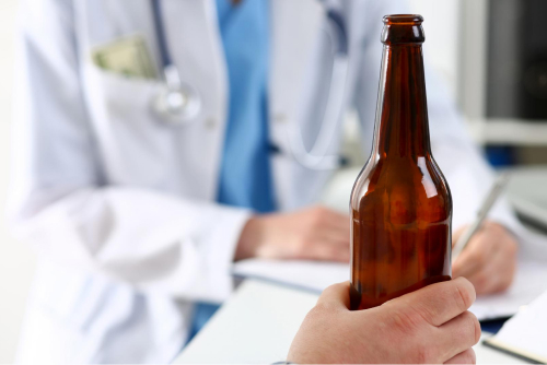 Пациент держит бутылку